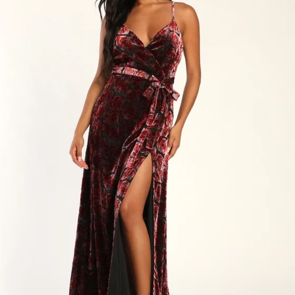 New with tags Lulus velvet red and black maxi dress size M